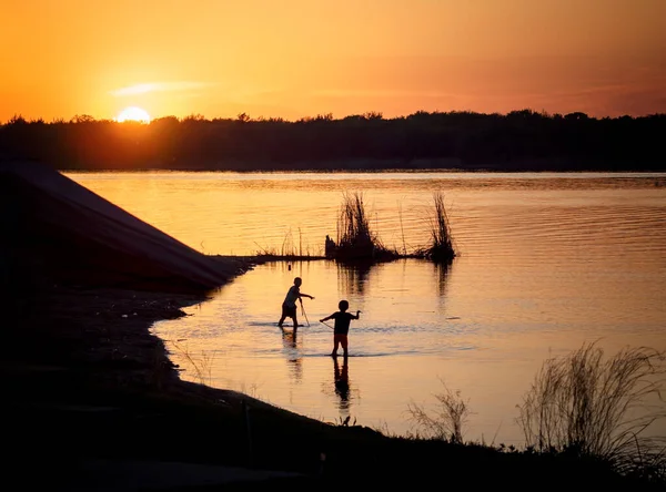 Gün batımında oynamak - siluet benim en sevdiğim konudur. Bu, Lake Murray Eyalet Parkı, Oklahoma 'daydı.. 