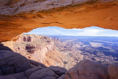 Kanyonlar Ulusal Parkı 'ndaki Mesa Kemeri. Arches Ulusal Parkı ve Rocky Dağları. Gün ortası güneşi kayaların oluşumunu yansıtır. 