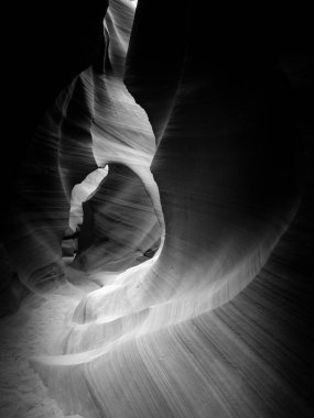 Ünlü Antilop Kanyonu, siyah beyaz doğanın gücünü gösteriyor.. 