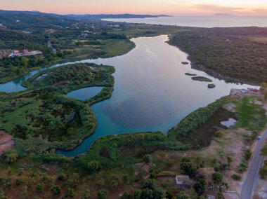 Sunset 'teki Sakin Göl' ün Serene Aerial Manzarası.