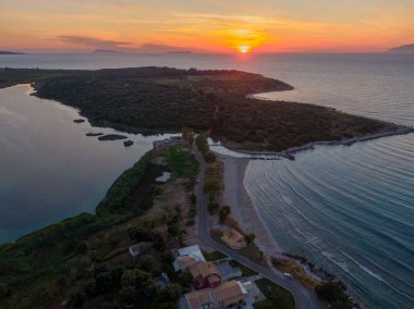 Sakin bir sahil manzarasının gün batımı görüntüsü.
