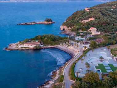 Alacakaranlıktaki bir sahil beldesinin havadan görünüşü.