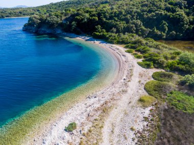 Kristal berraklığında turkuaz suyu olan tenha bir sahil koy..