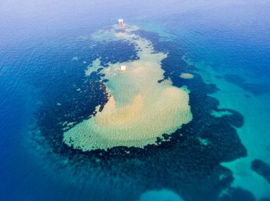 Yüzeysel resif ve derin mavi okyanus manzarası.