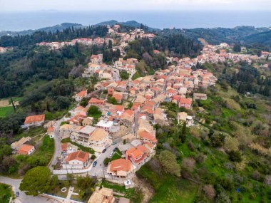 Yeşil bir vadiye kurulmuş pitoresk bir köyün havadan görünüşü