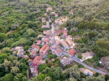Yeşilliklerin arasına yerleşmiş tuhaf bir köyün havadan görünüşü..
