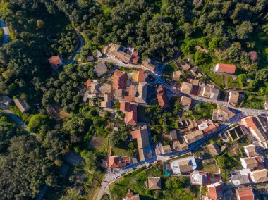 Yeşilliklerin arasına yerleşmiş tuhaf bir köyün havadan görünüşü..