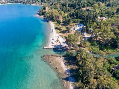 Turkuaz suları olan sakin bir sahil beldesinin havadan görüntüsü..