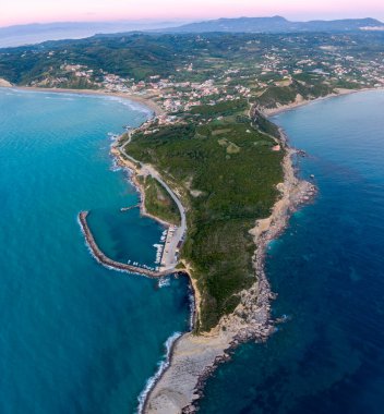 Küçük bir limanı olan pitoresk bir sahil kasabasının havadan görünüşü.