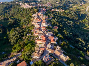 Yeşilliklerin arasına yerleşmiş tuhaf bir köyün havadan görünüşü..