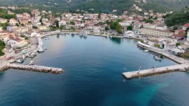 Dağlar ve deniz arasında yuva yapmış resimli bir sahil köyü..