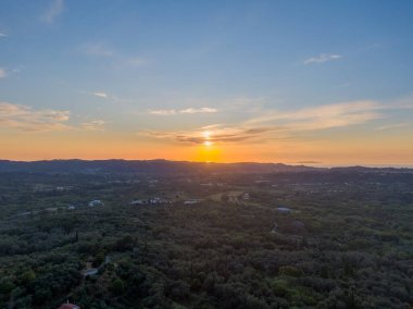 Yeşil bir arazide gün batımı