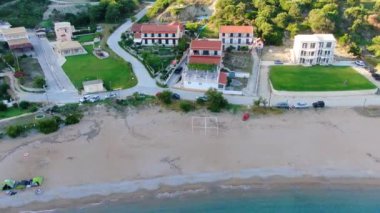 Agios Georgios plajındaki kumlu bir sahil ve turkuaz okyanus manzarası, Korfu adası, Yunanistan