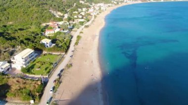 Agios Georgios plajındaki kumlu bir sahil ve turkuaz okyanus manzarası, Korfu adası, Yunanistan