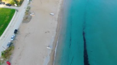 Agios Georgios plajındaki kumlu bir sahil ve turkuaz okyanus manzarası, Korfu adası, Yunanistan