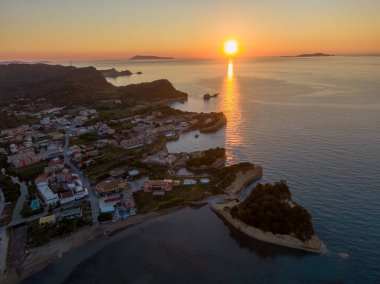 Bir sahil kasabasının günbatımı manzarası