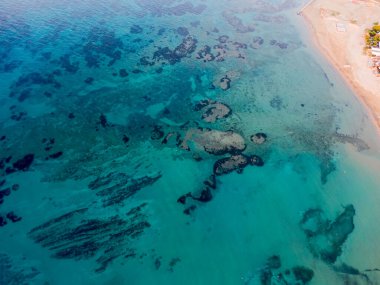 Turkuaz okyanus ve mercan resiflerinin havadan görünüşü.