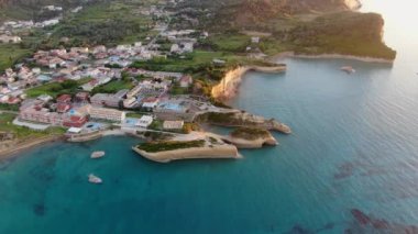 Sidari, Corfu Adası, Yunanistan 'daki benzersiz kaya oluşumlarıyla ünlü Kanal D' amour 'un havadan görünüşü.