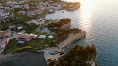 Sidari, Corfu Adası, Yunanistan 'daki benzersiz kaya oluşumlarıyla ünlü Kanal D' amour 'un havadan görünüşü.