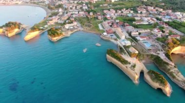 Sidari, Corfu Adası, Yunanistan 'daki benzersiz kaya oluşumlarıyla ünlü Kanal D' amour 'un havadan görünüşü.