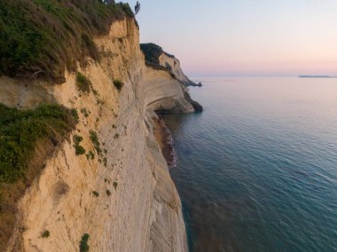 Gün batımında okyanus manzaralı dramatik bir uçurum.