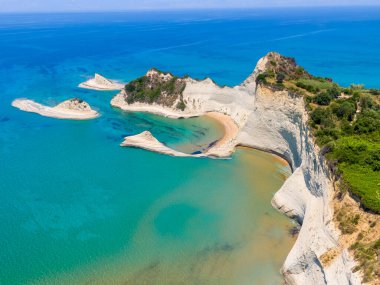 Cape Drastis, Corfu, Yunanistan: Nefes kesici kıyı kayalıkları ve turkuaz sularının havadan görünüşü.