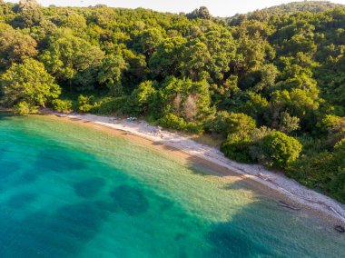 Kristal berrak suları olan tenha bir sahil..
