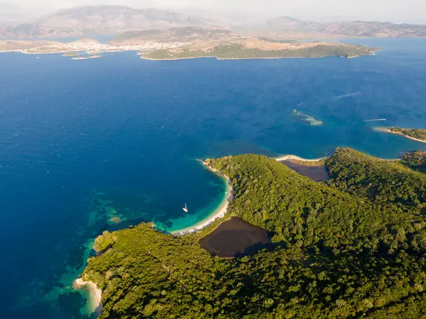 Tenha bir sahil manzarası ve yemyeşil orman turkuaz sularla buluşuyor..