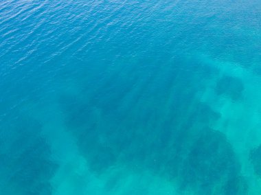 Turkuaz mavi okyanus suyunun havadan görünüşü.