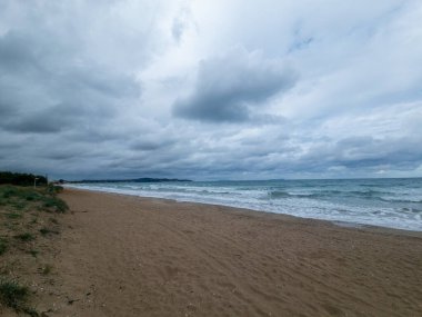 Bulutlu gökyüzü altında boş plaj