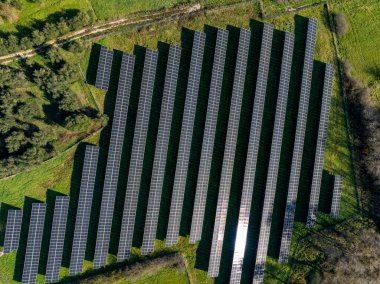 Yeşil alandaki güneş panellerinin havadan görüntüsü.