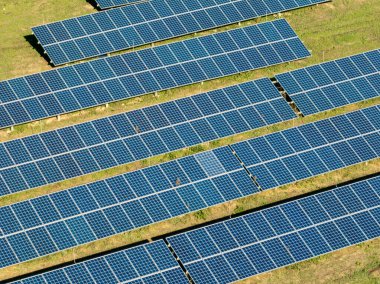 Bir alandaki güneş panelleri yenilenebilir enerji için güneş ışığını yakalıyor..