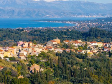 Huzurlu bir körfeze ve uzak dağlara bakan yeşilliklerin arasına kurulmuş resim gibi bir köy..
