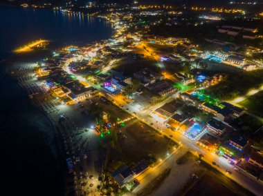 Kıyı kasabası gece aydınlandı, yukarıdan izlendi..