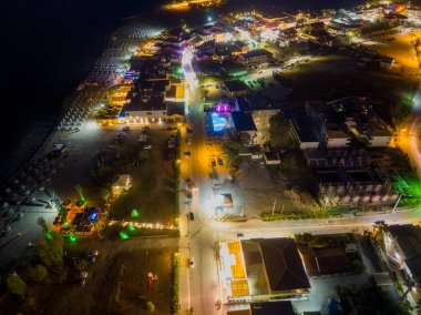 Geceleri kıyı kasabasının havadan görünüşü