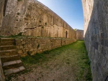Antik kale duvarları ve patika
