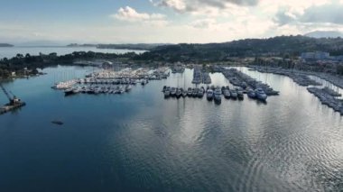 Ünlü Gouvia Körfezi 'nin insansız hava aracı videosu popüler bir yat rıhtımı, Korfu Adası, İyon, Yunanistan' da kış mevsiminde