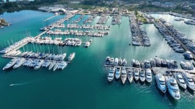 Ünlü Gouvia Körfezi 'nin insansız hava aracı videosu popüler bir yat rıhtımı, Korfu Adası, İyon, Yunanistan' da kış mevsiminde