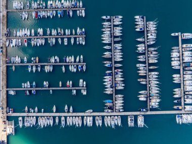 Rıhtımlı tekneli marina havadan görünüyor.