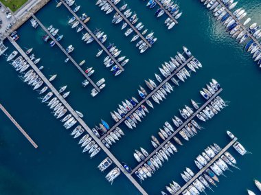 Birçok teknesi kenetlenmiş marina havadan görünüyor..