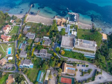 Binalar, havuzlar ve sahil ulaşımlı sahil manzaralı bir tatil köyü..