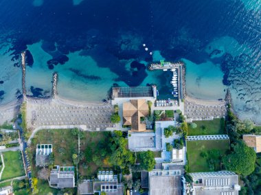 Sahil, marina ve binaları olan sahil manzaralı bir tatil köyü..