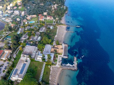 Marinası, plajı ve binaları olan sahil manzaralı bir tatil köyü..
