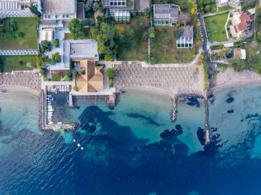 Sahil, iskele ve tekneli sahil manzaralı bir tatil köyü..