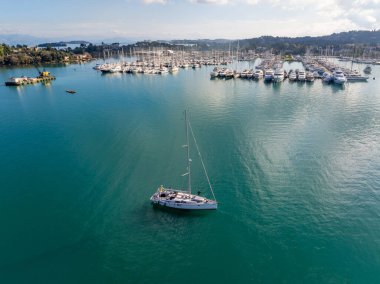 Marinaya yakın turkuaz sularda yelkenli.