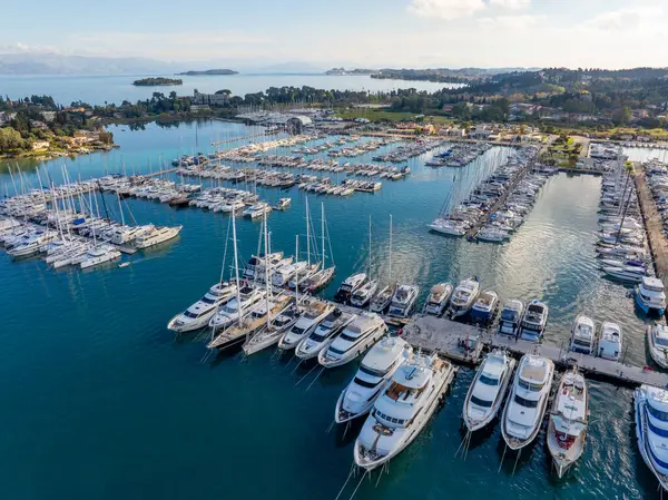 Yat ve teknelerle dolu bir marinanın havadan görünüşü güzel bir kıyı manzarası sergiliyor..