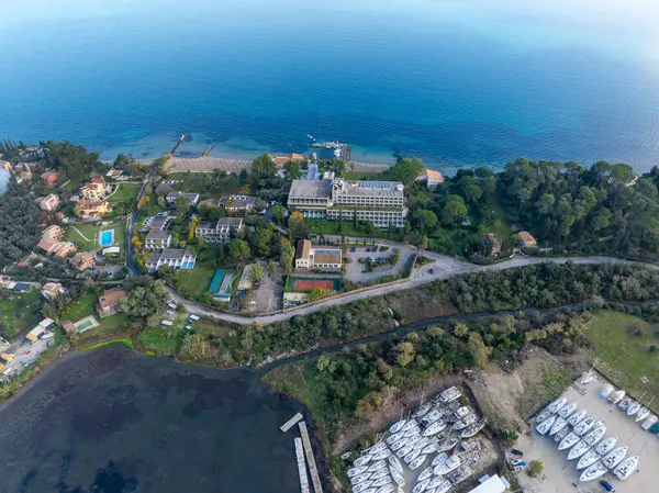 Kıyı beldesi, tekne ve göl manzaralı.