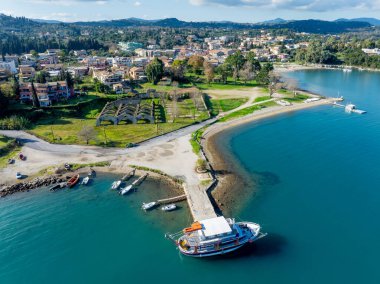 Sahil kasabasının, limanın ve demirli teknenin havadan görüntüsü..