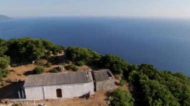 Uçsuz bucaksız kırlara ve uzak dağlara bakan sakin yamaç şapeli. Huzurlu manzara manzarası.