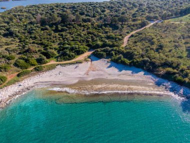Kristal berraklığında turkuaz suyu ve kumlu bir kıyısı olan tenha bir sahil koyunda..